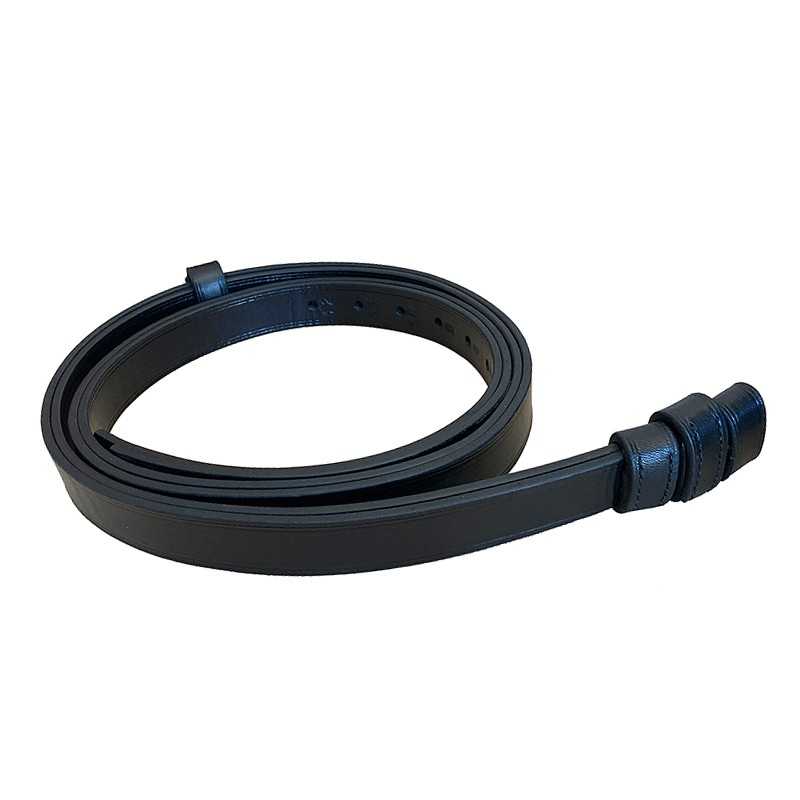 Cinto preto de couro enrolado com furos para ajuste