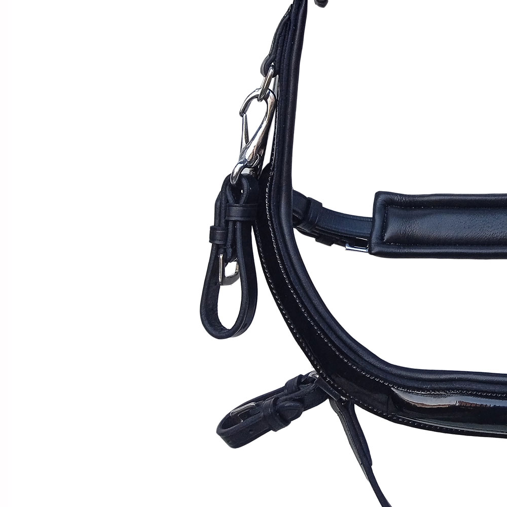 peça de arreio para cavalo em couro preto com fivelas metálicas