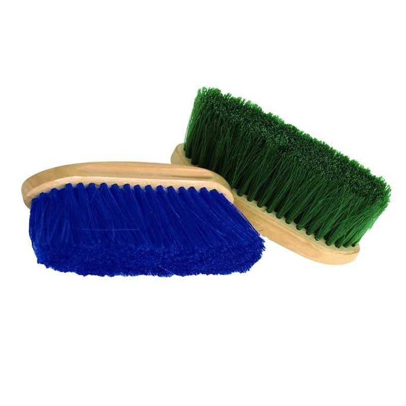 Dois pincéis com cabos de madeira e cerdas azuis e verdes