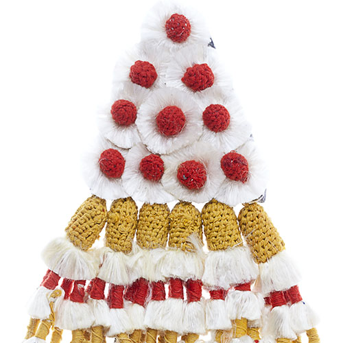 Peça artesanal triangular branca com pompons vermelhos e franjas coloridas penduradas