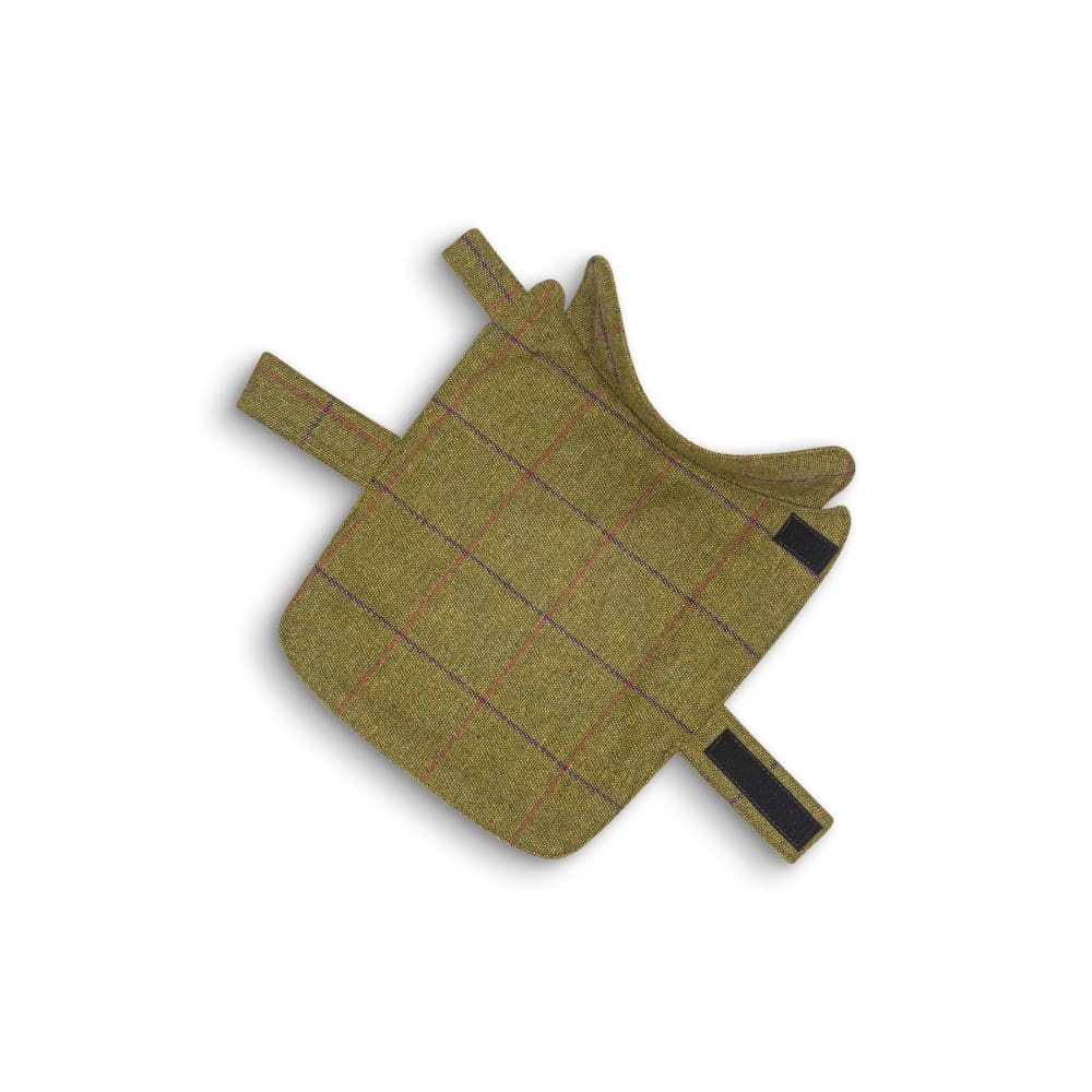 luvas de feltro verde com padrão xadrez em fundo branco