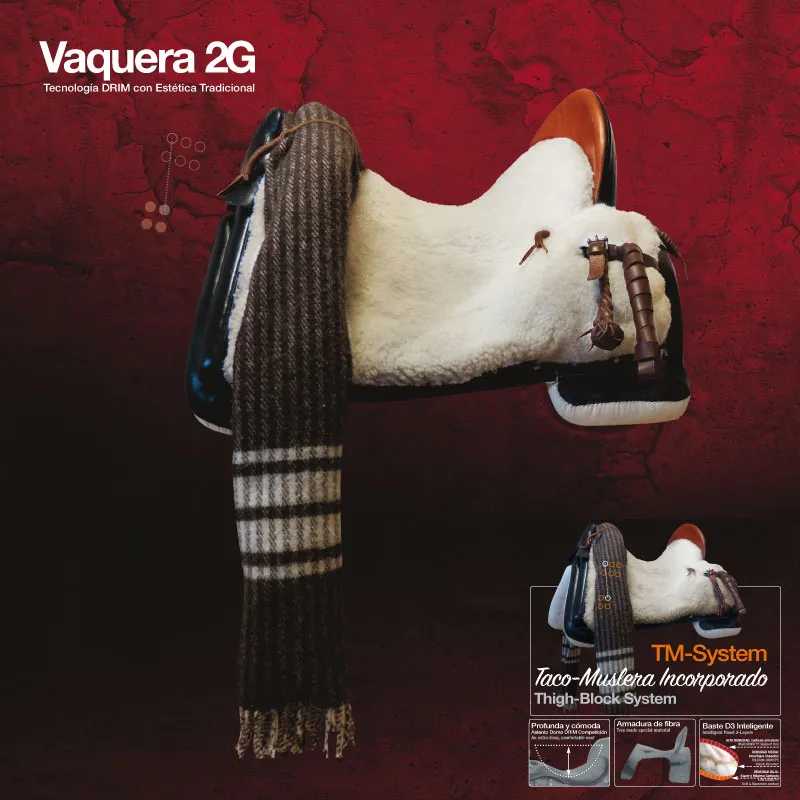 Sela de cavalo branca com manta listrada castanha e bege sobre fundo vermelho com texto promocional.