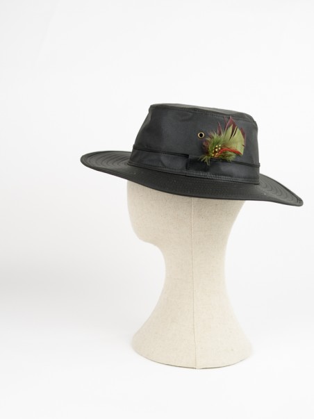 Chapéu preto com asas largas e penas decorativas num manequim bege