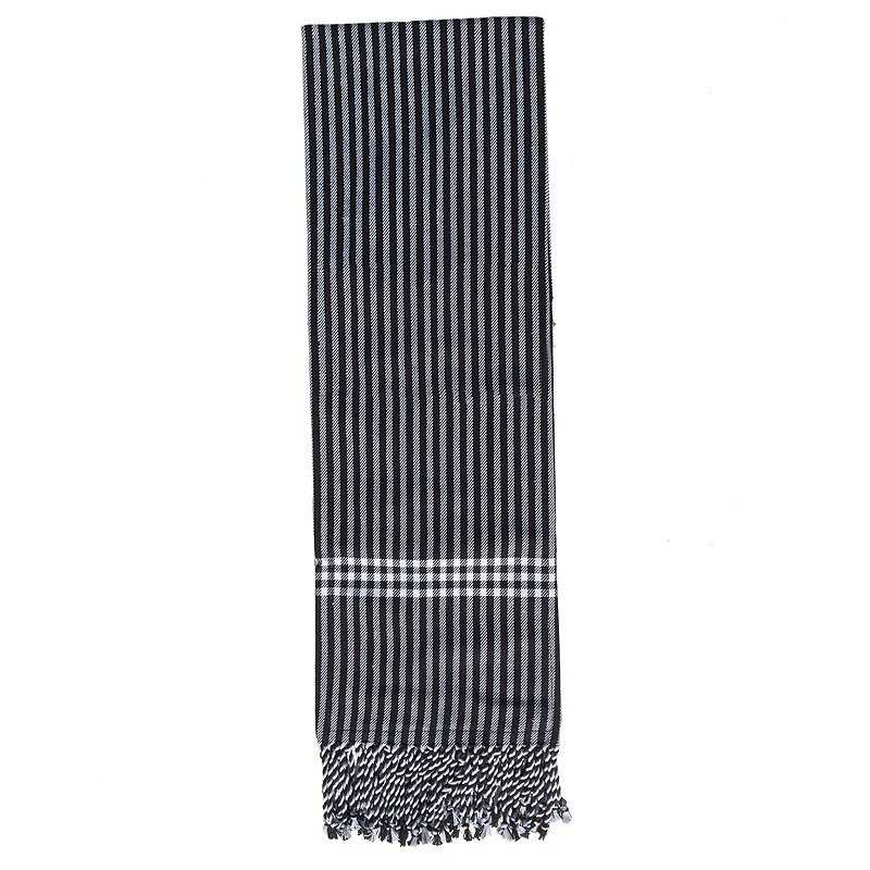 Cachecol preto com linhas verticais finas brancas e franjas no final