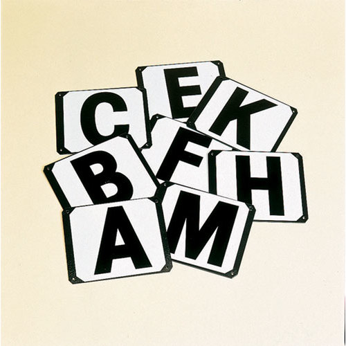 Placas com letras maiúsculas pretas em fundo branco com bordas pretas