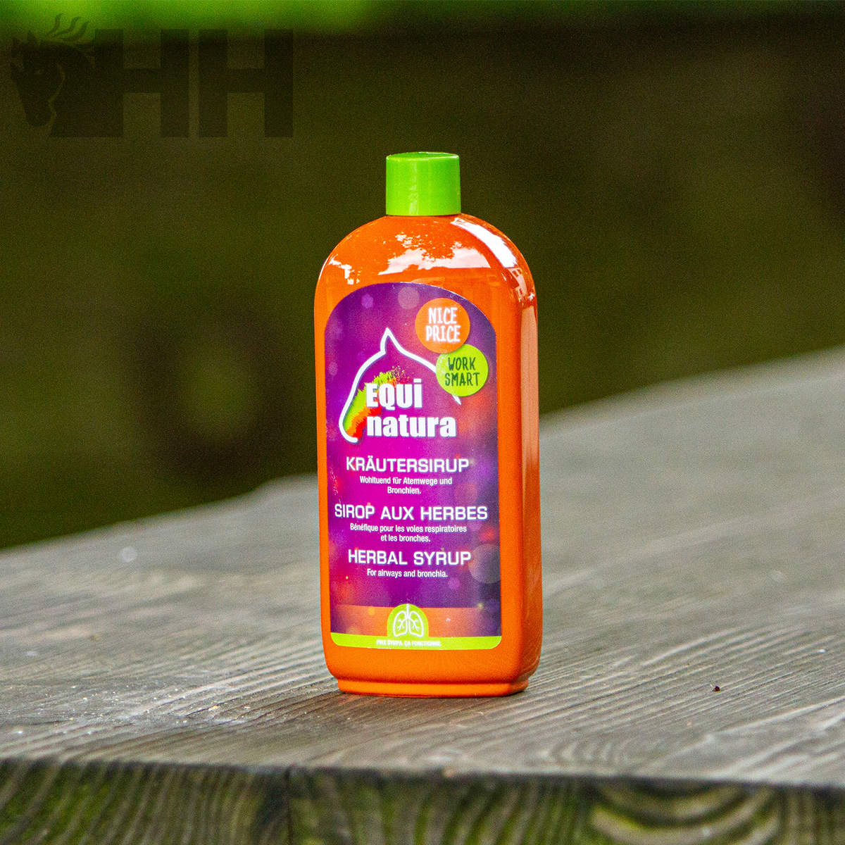 Frasco de xarope de ervas Equi Natura laranja com tampa verde sobre mesa de madeira.