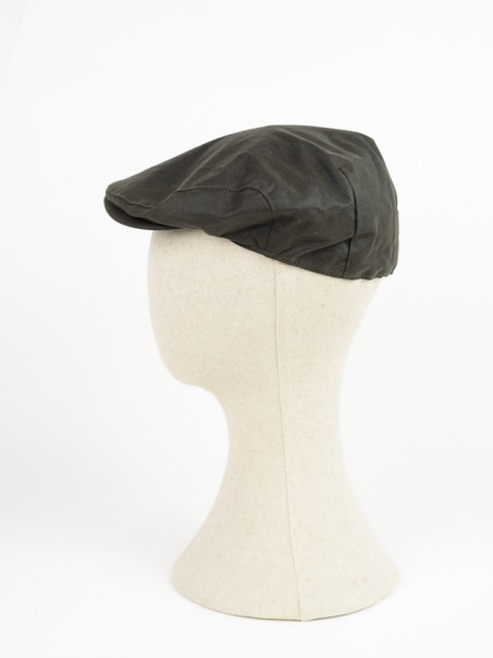 Boina preta de tecido num manequim creme