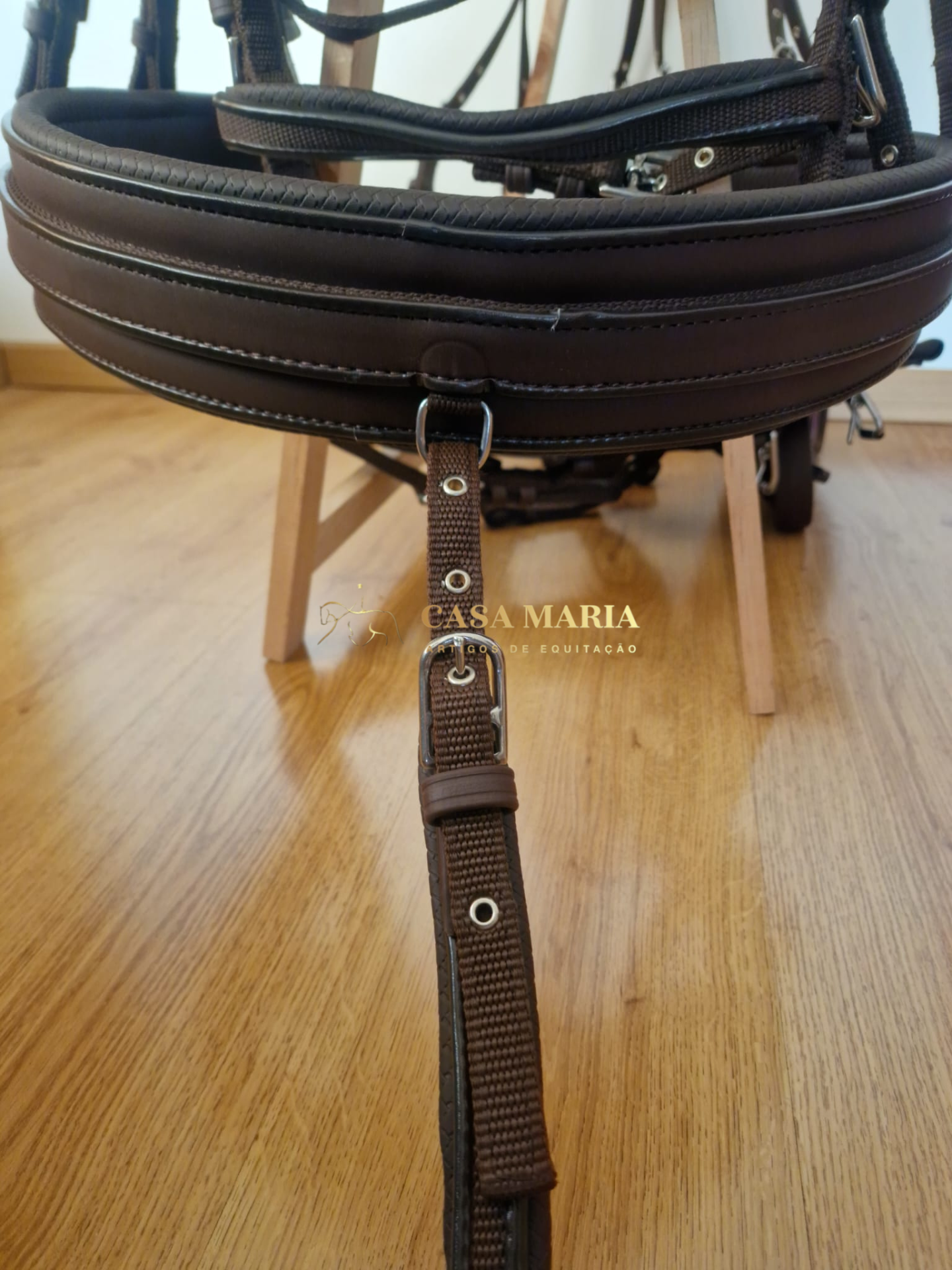 Freio assento para cavalo em couro castanho com correias e ferragens metálicas