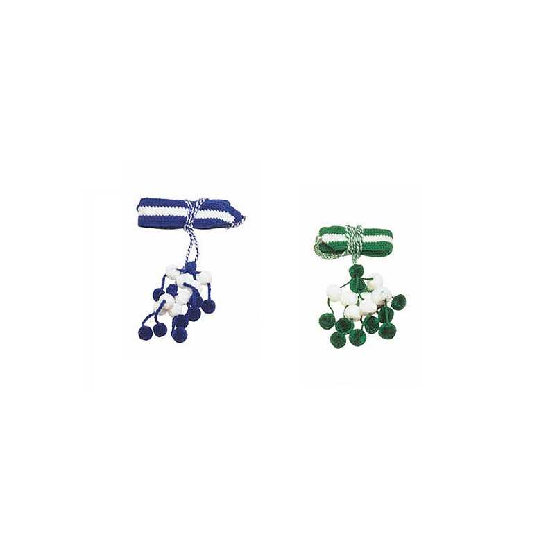 Dois acessórios trançados com franjas e pompons, azul e branco e verde e branco
