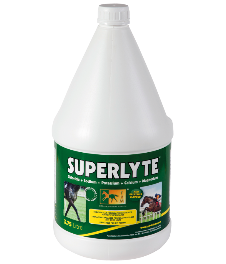 Frasco plástico branco de 3,75 litros com rótulo verde do suplemento Superlyte para cavalos