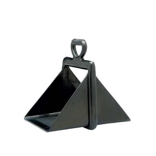 Suporte triangular em metal preto com anel no topo.