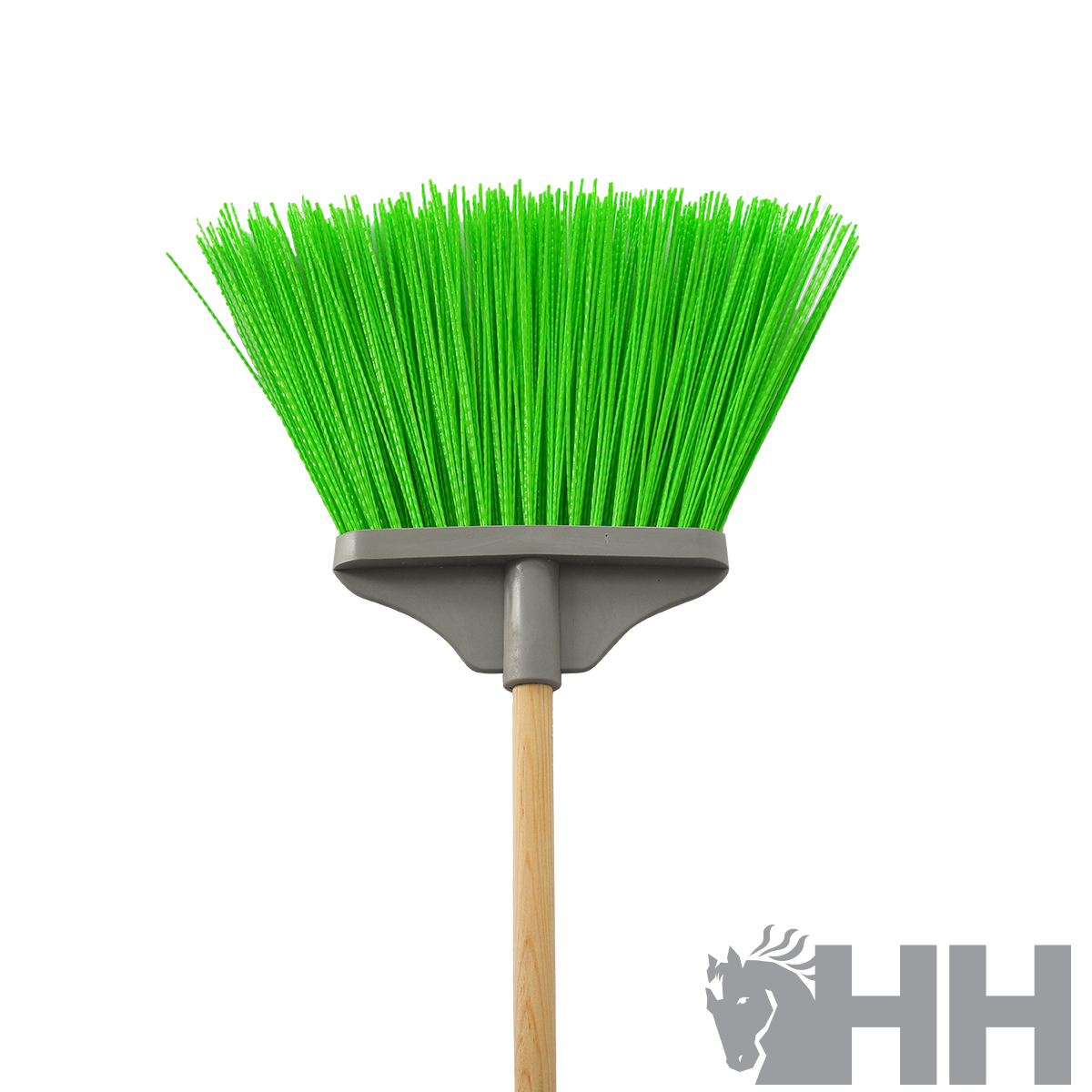 Vassoura de cerdas verdes com cabo de madeira e suporte cinzento