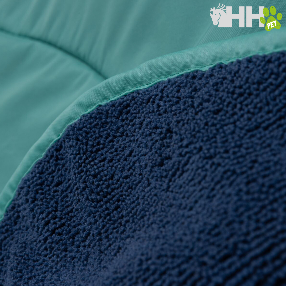 Colchão para animais verde com detalhe azul escuro e logo HH PET
