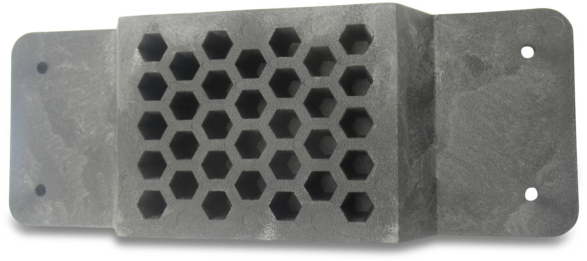 Peça preta de plástico com padrão hexagonal de furos e quatro furos pequenos nas extremidades.