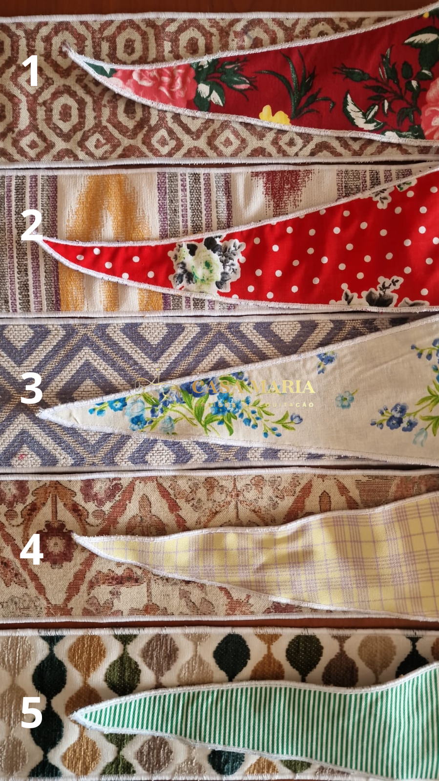 Cinco tecidos pontiagudos coloridos sobre estofado com padrões