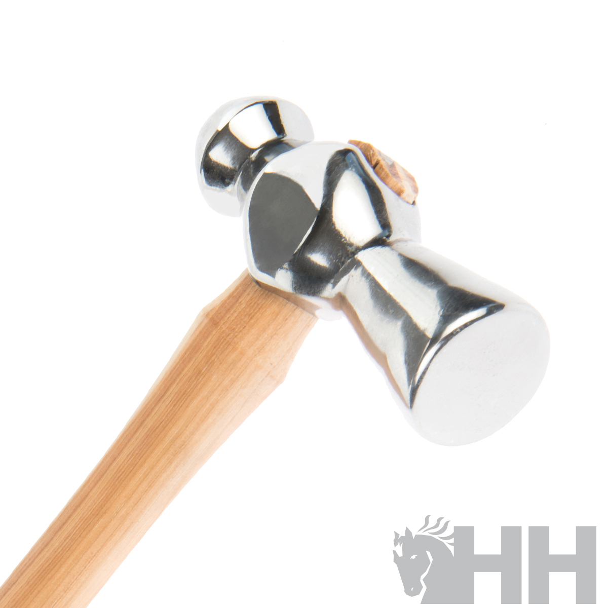 Martelo com cabeça em metal polido prateado e cabo em madeira clara