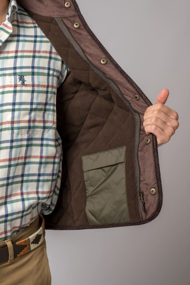 Interior de casaco acolchoado castanho aberto com bolso verde-oliva