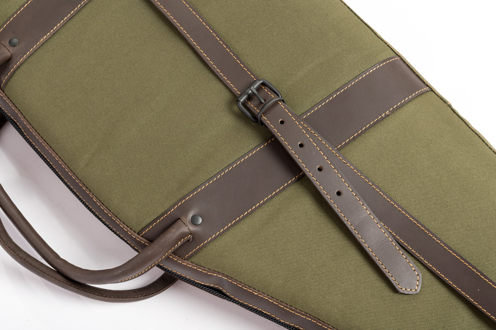 Mala tipo pasta verde oliva com detalhes em couro castanho e costuras amarelas