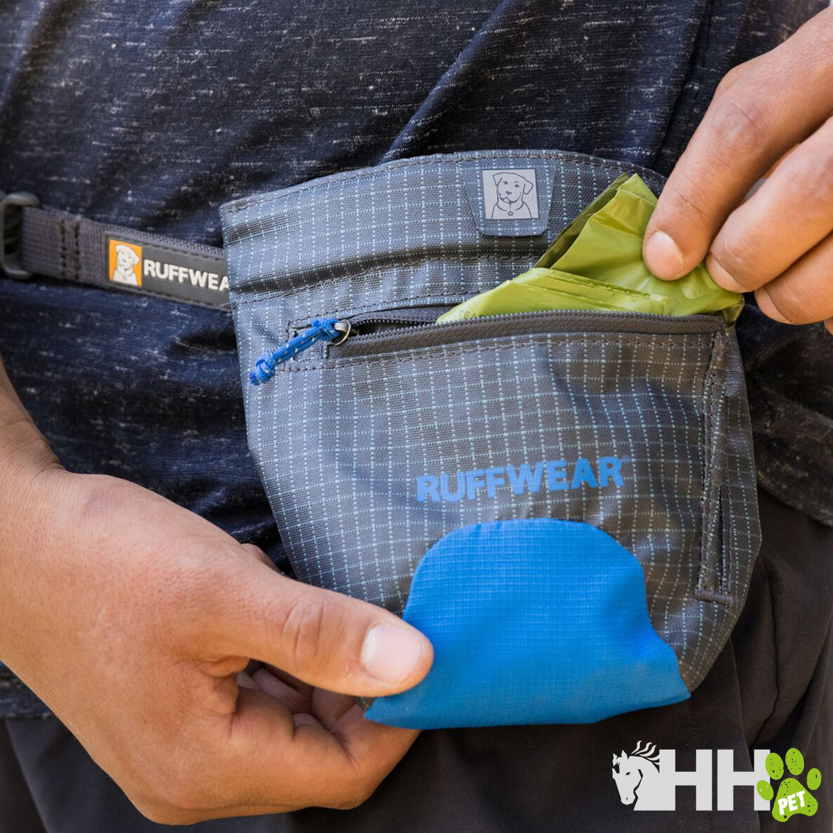 Saco de treino para cães cinzento e azul da marca RUFFWEAR com fecho e cinto ajustável