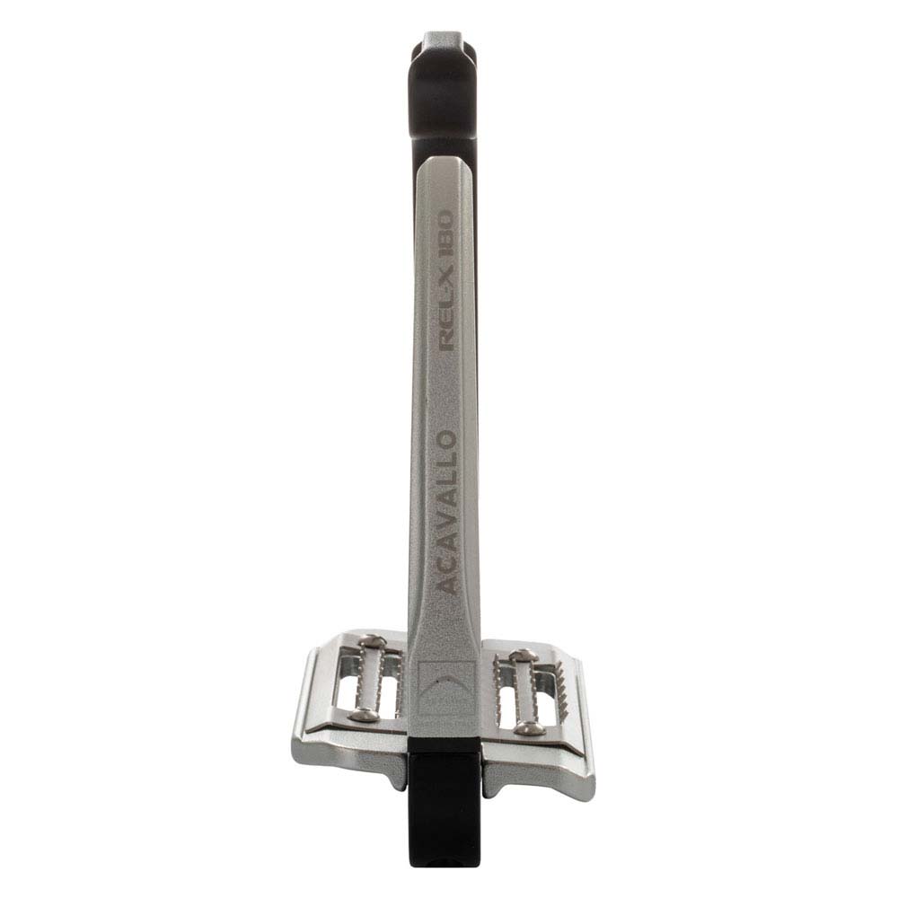Aparelho de barbear manual cinzento e preto com lâminas prateadas sobre fundo branco