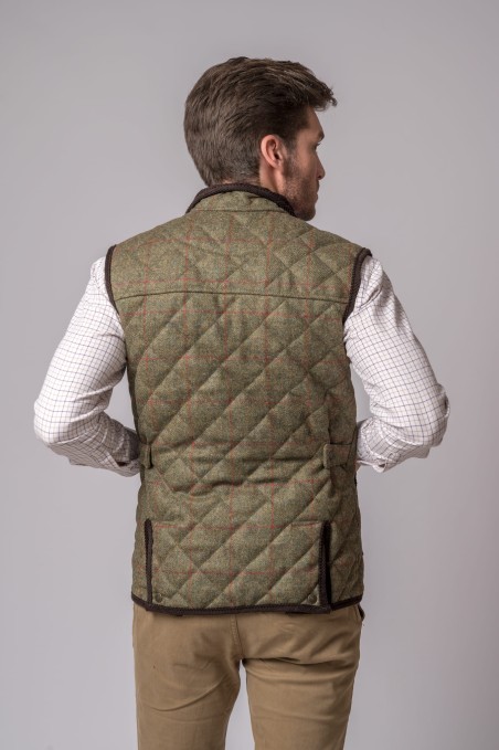 Colete masculino acolchoado verde com padrão de losangos