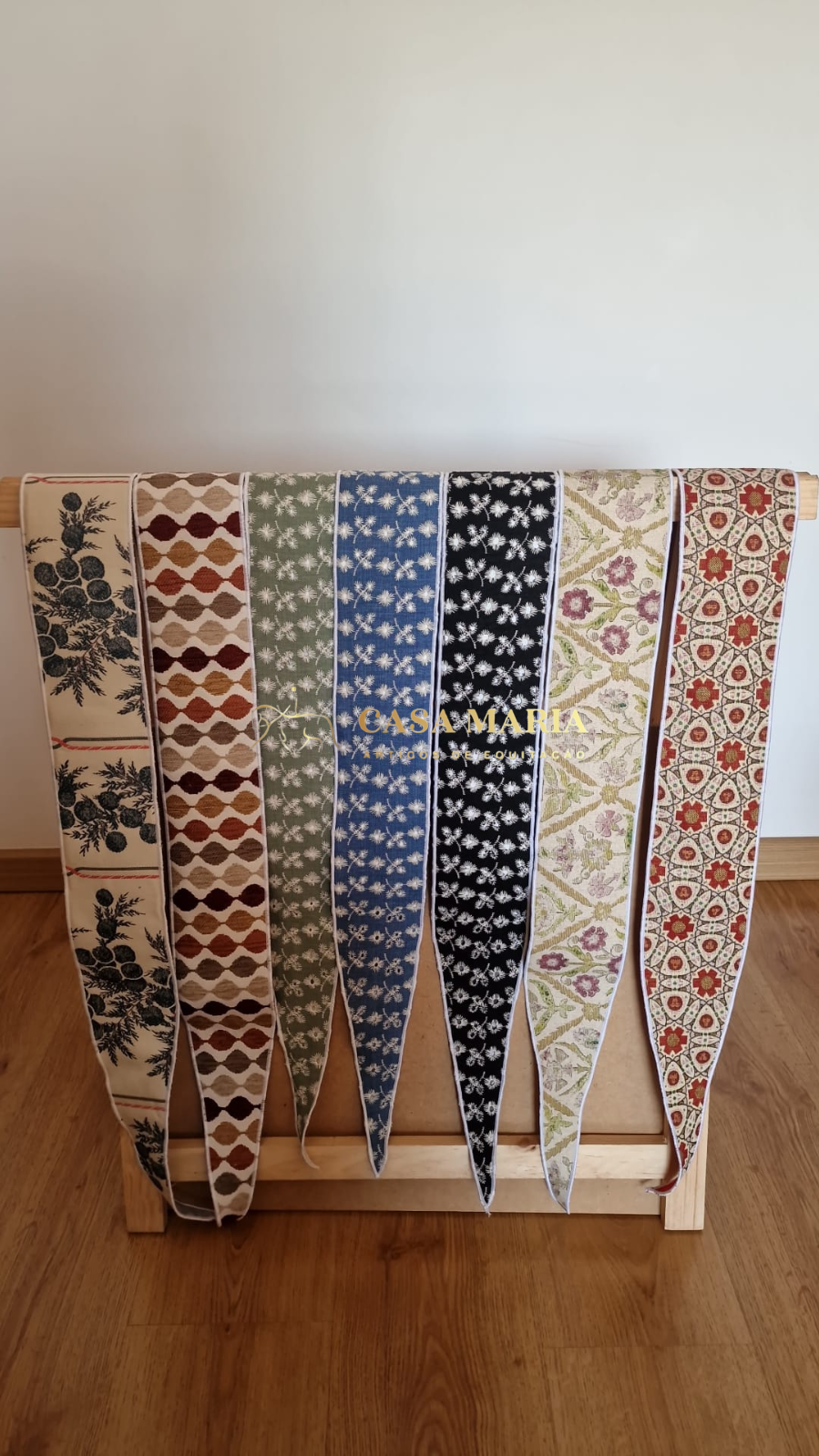 Seis fitas de tecido decorativas penduradas em suporte de madeira