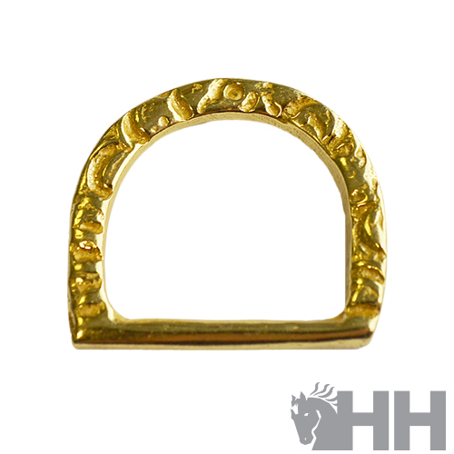 Argola metálica dourada com relevos decorativos e formato semicircular