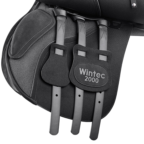 Sela de equitação preta com etiqueta 'Wintec 2000'
