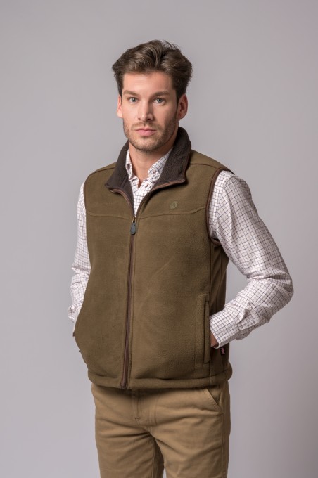Colete polar castanho masculino com camisa xadrez clara e calças castanhas