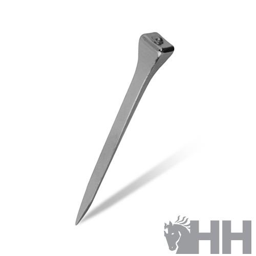 Prego metálico cinza com cabeça quadrada sobre fundo branco com logótipo HH