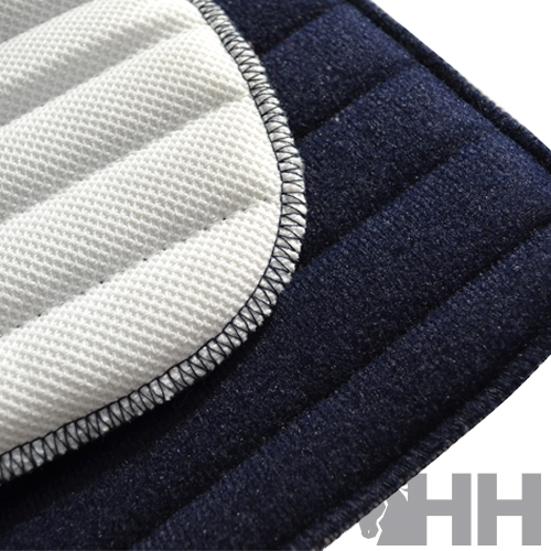 Tapete ou almofada acolchoada branca e azul-escura com costura preta