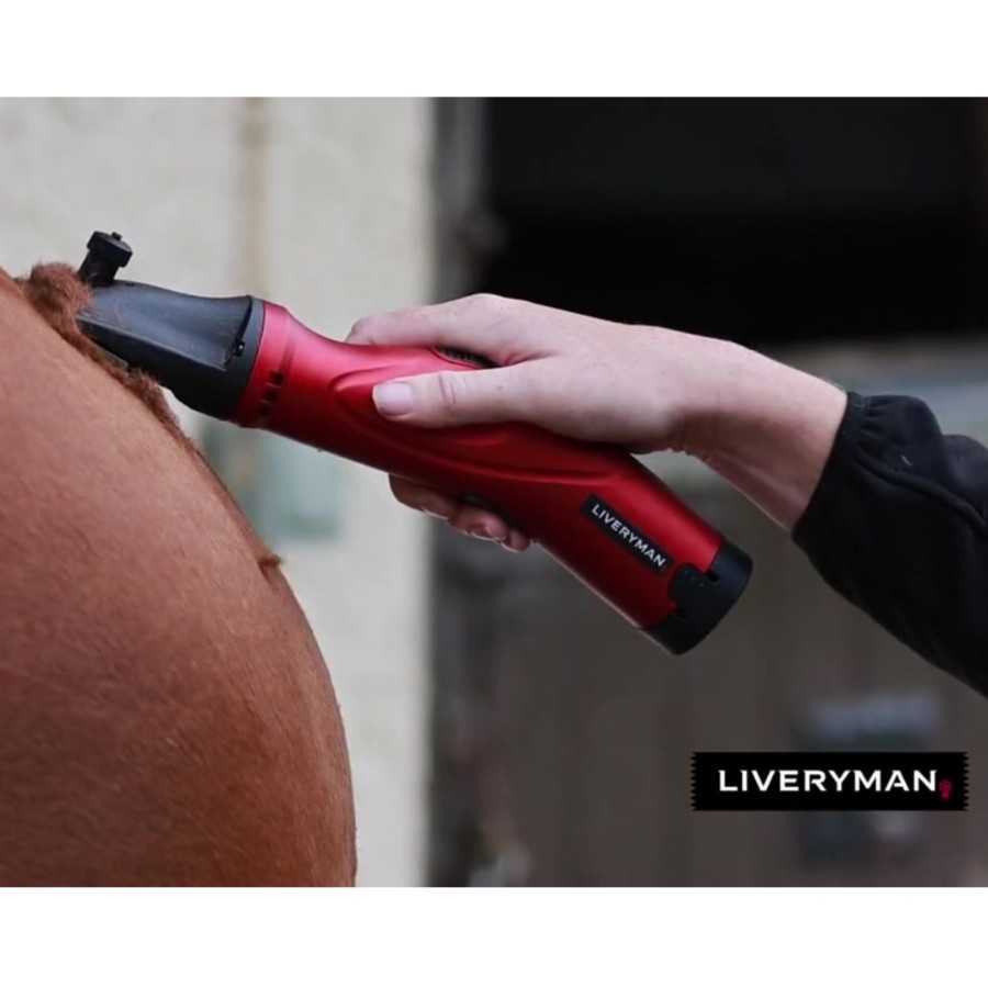 Aparador de pêlos vermelho e preto LIVERYMAN a cortar pêlos castanhos de um animal