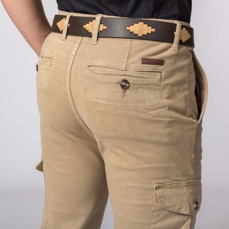 Calças cargo bege com cinto castanho e detalhes amarelos