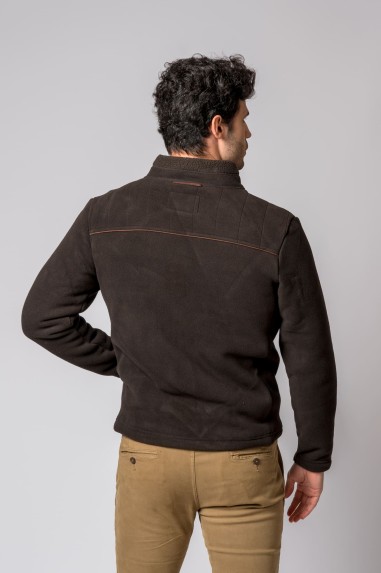 Casaco castanho escuro com costura contrastante e gola alta visto pelas costas