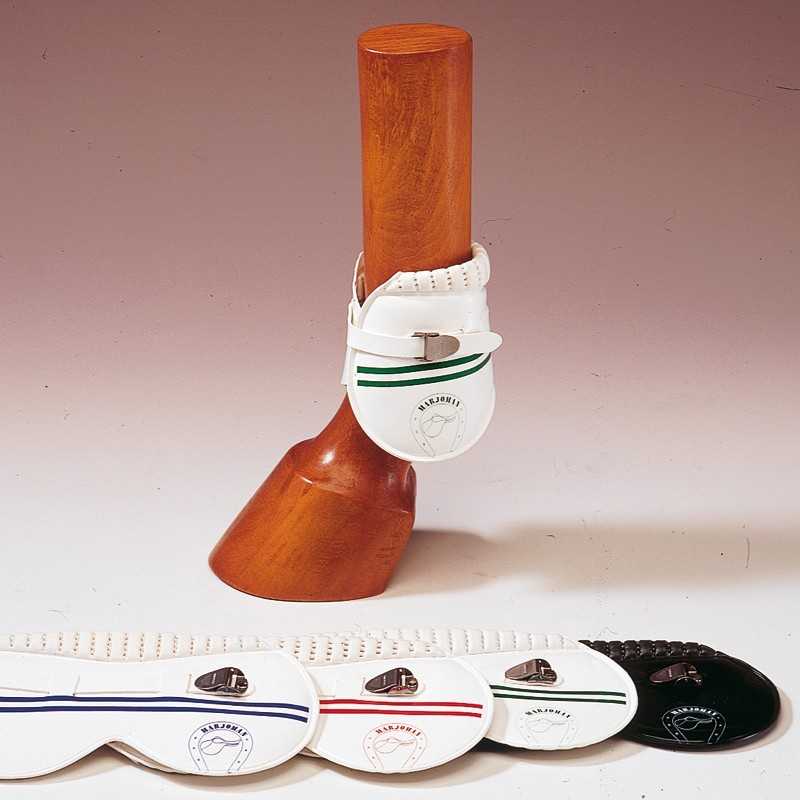 Protetores para equitação em várias cores com suporte de madeira.