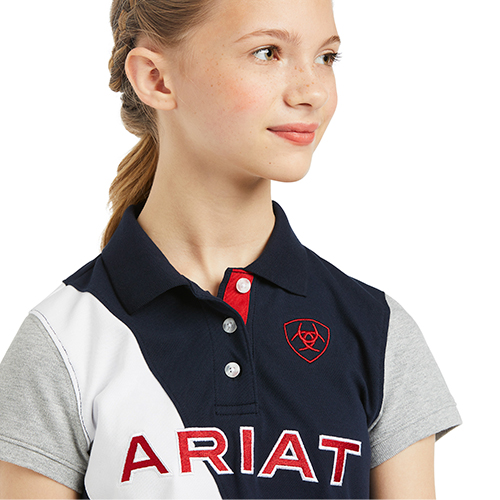 Polo de manga curta para criança azul escuro, branco e cinza com texto 'ARIAT'