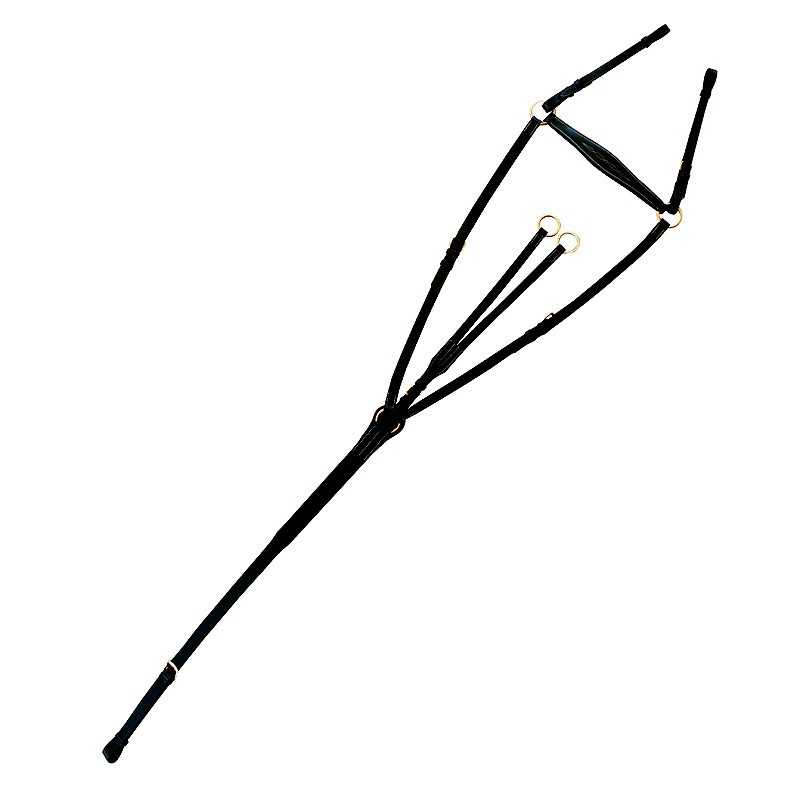 Peitoral ou arreio de cavalo preto com argolas metálicas douradas sobre fundo branco