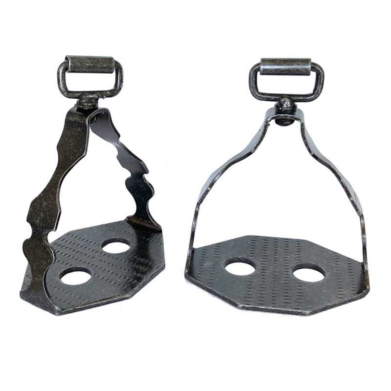Par de estribos metálicos pretos com textura e orifícios