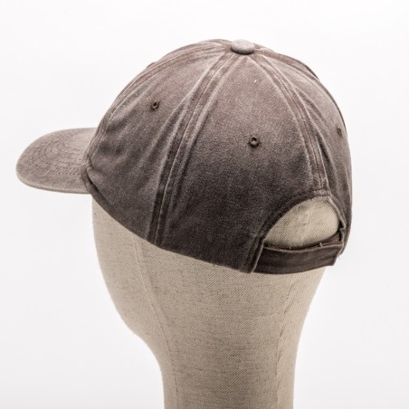 Boné castanho aveludado com pala curva visto de trás e lado, em manequim de cor clara