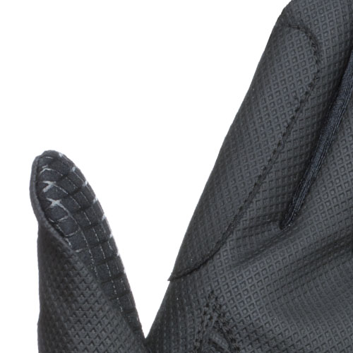 Detalhe de luva preta texturizada com reforço no polegar