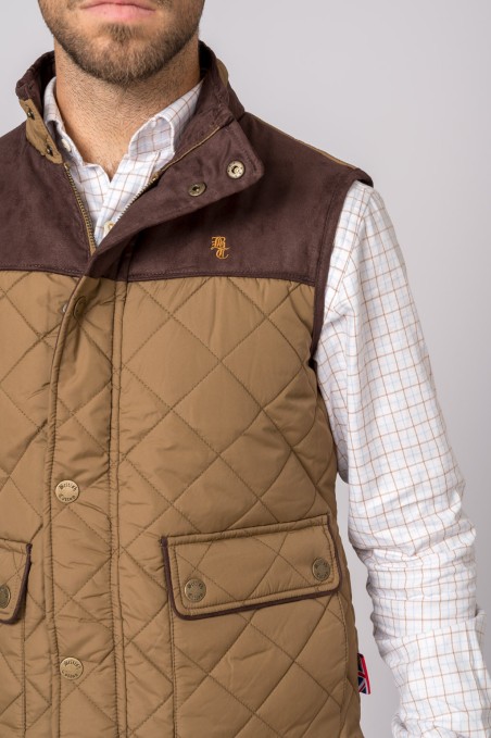 Coletes acolchoados castanhos claros e escuros com botões e bolsos, sobre camisa xadrez branca