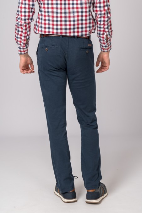 Calças azuis escuras com bolsos traseiros usadas por trás