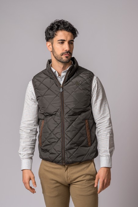 Colete masculino castanho escuro acolchoado com camisa xadrez branca e calças bege