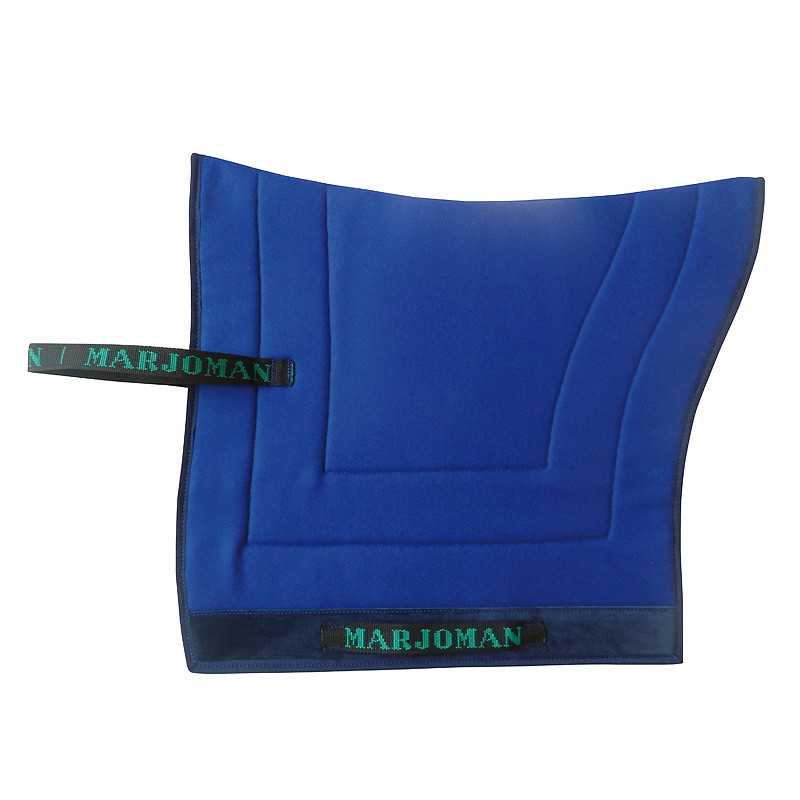 Tapete ou manta azul com faixas pretas e texto MARJOMAN verde.