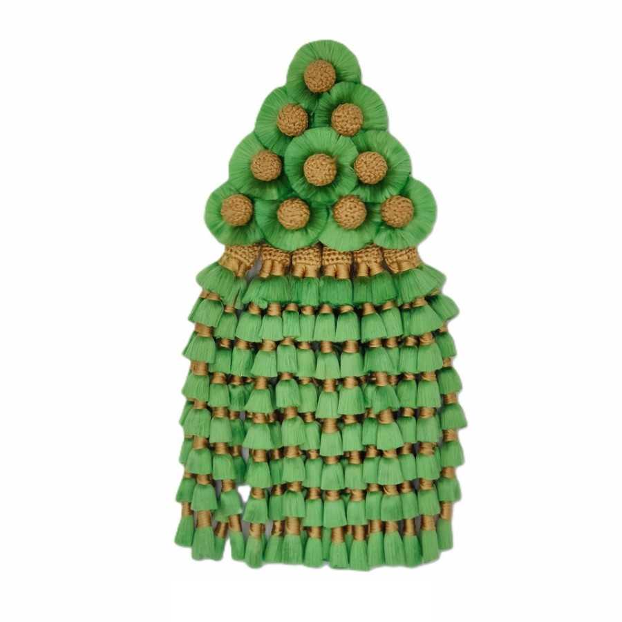 Pendente decorativo verde em forma de árvore com pompons e franjas