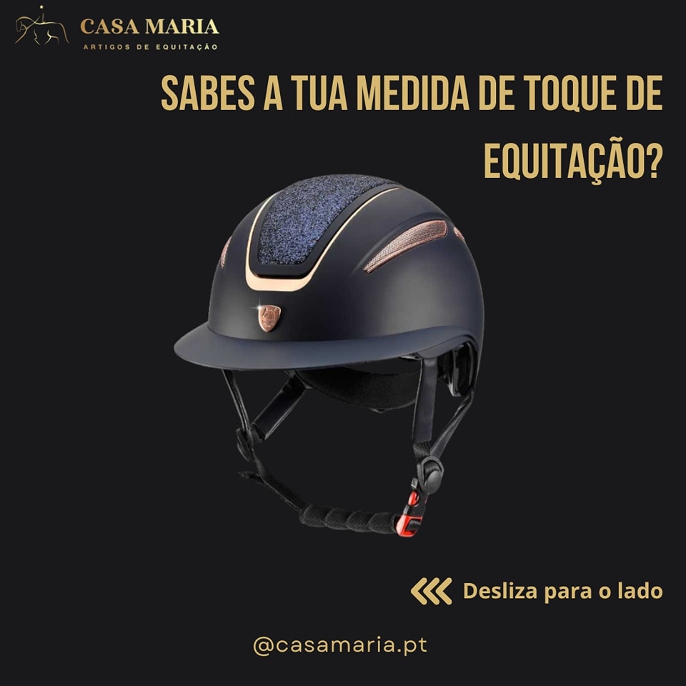 Capacete de equitação preto com detalhes dourados e faixa azul texturizada
