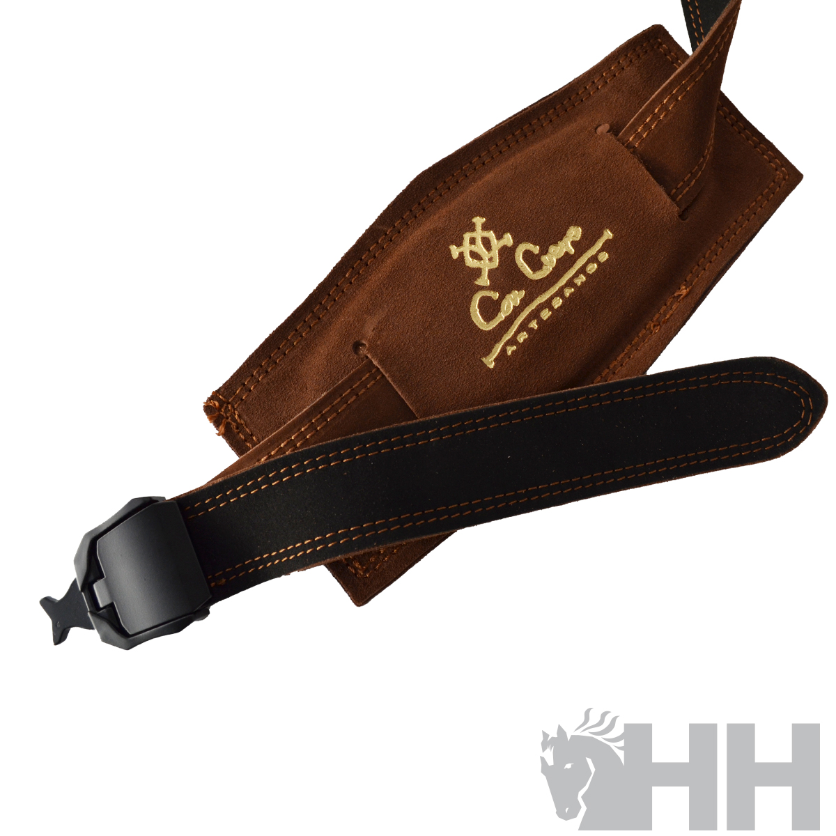 Alça preta e castanha com costuras e etiqueta bordada CAMES PORTUGAL sobre fundo branco com logotipo cinzento HH e cavalo