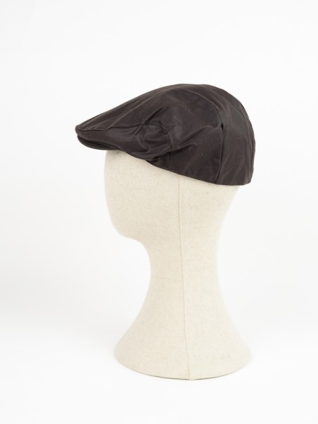 Boina preta em tecido em manequim bege