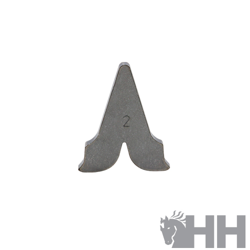 Peça metálica triangular com número 2 e logótipo HH no fundo branco