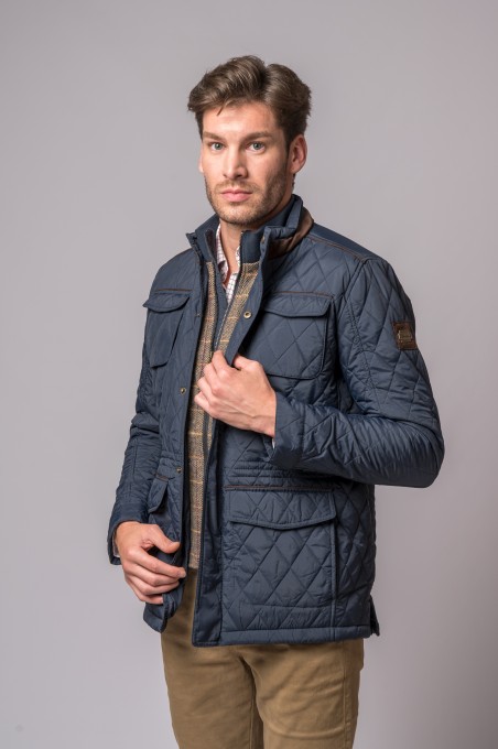 Homem com casaco azul escuro acolchoado e camisa de xadrez